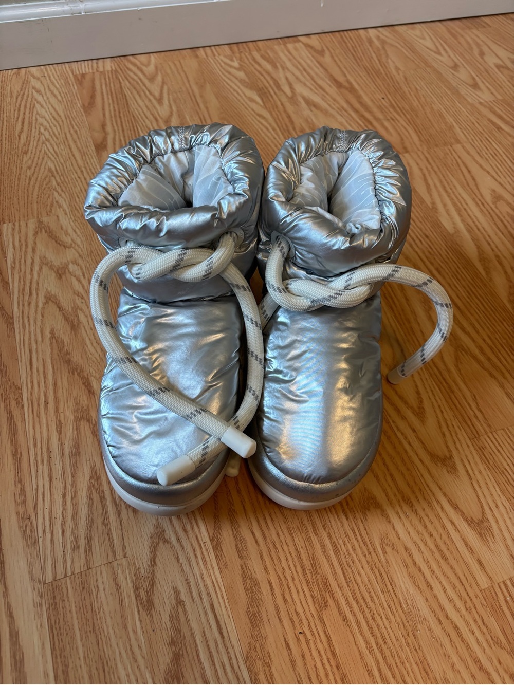 UGG Classic Maxi Short Metallic Silver Boots Women's NWOT size 9